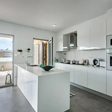 Lovely Modern With Pool