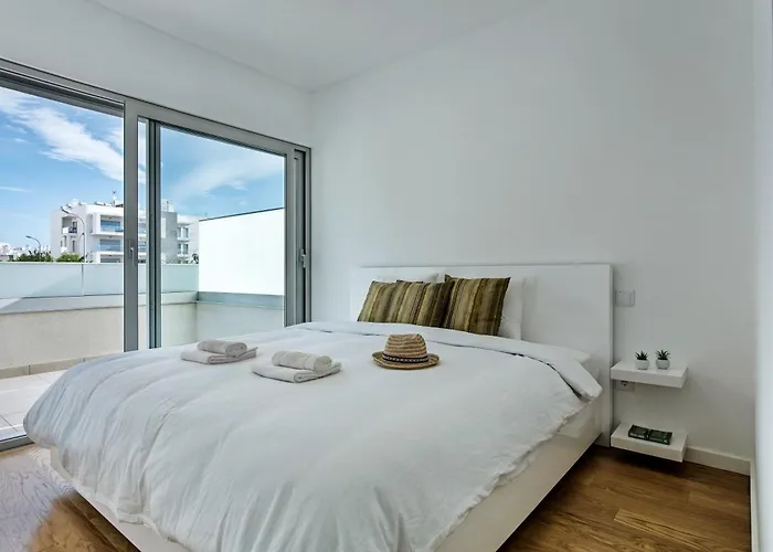 Lovely Modern With Pool 아파트 *