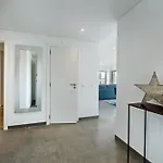 Lovely Modern With Pool 아파트