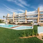 Lovely Modern With Pool 아파트 *