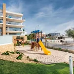 Lovely Modern With Pool 아파트 *