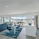 Lovely Modern With Pool דירה *