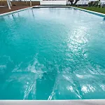 דירה Lovely Modern With Pool