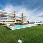 Apartamento Lovely Modern With Pool